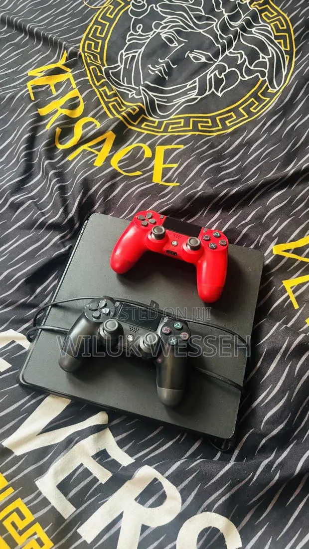 PS4 Slim Jailbreak · Photo 1