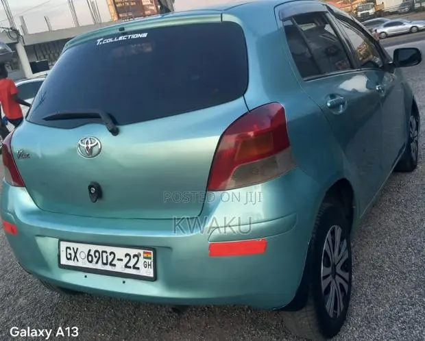 Toyota Vitz 2010 Green · Photo 1