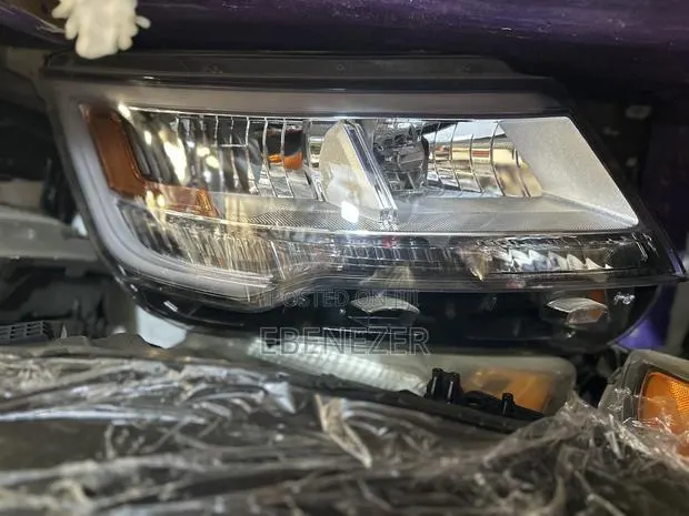 Ford Explorer 2018 to 2022 Headlight · Photo 1