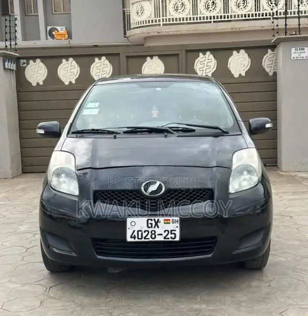 Toyota Vitz 1.5 FWD 5dr 2010 Black · Photo 1
