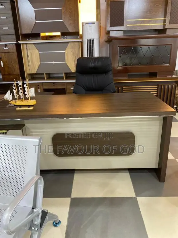 Modern and Well Grounded 1.6m Office Table · Photo 1