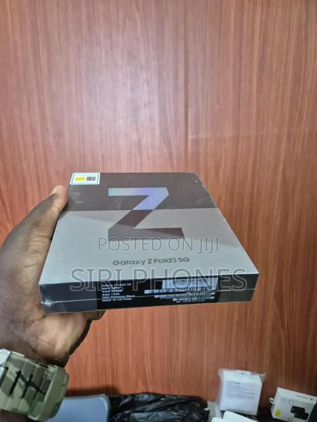 New Samsung Galaxy Z Fold 3 256 GB Black · Photo 1