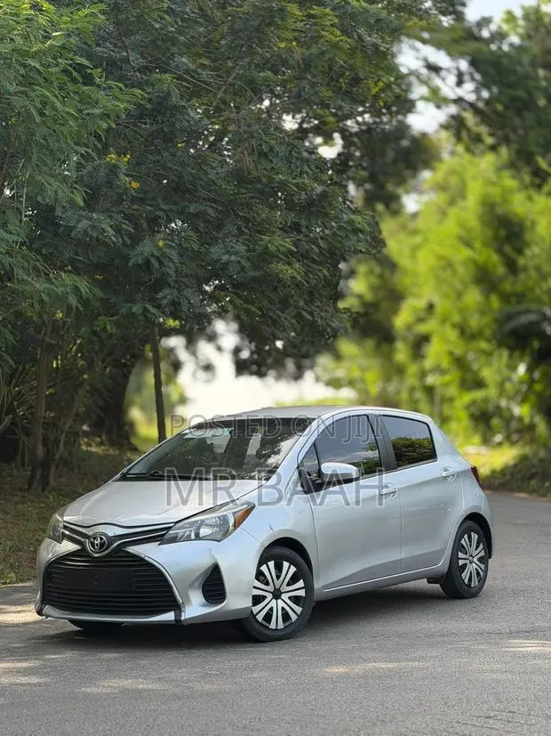 Toyota Yaris LE Hatchback 5dr 2017 Silver · Photo 1