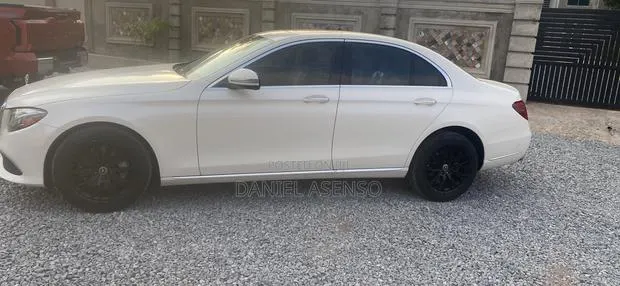 Mercedes-Benz E300 2017 White · Photo 1