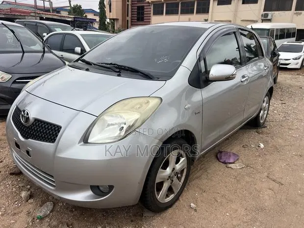 Toyota Yaris Base Hatchback 5dr 2010 Gray · Photo 1