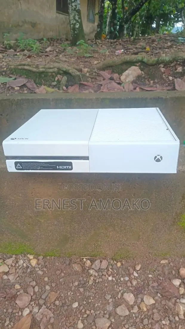 Xbox One Console With Fc26 Update and One Controller · Photo 1