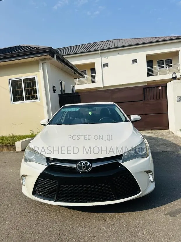 Toyota Camry SE w/Special Edition Pkg (2.5L 4cyl 6A) 2016 White · Photo 1