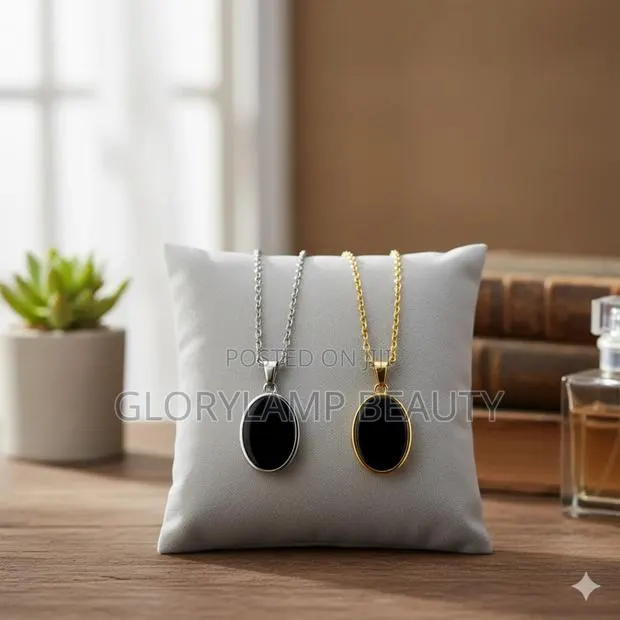 Oval Pendant Necklace – Silver Gold · Photo 1