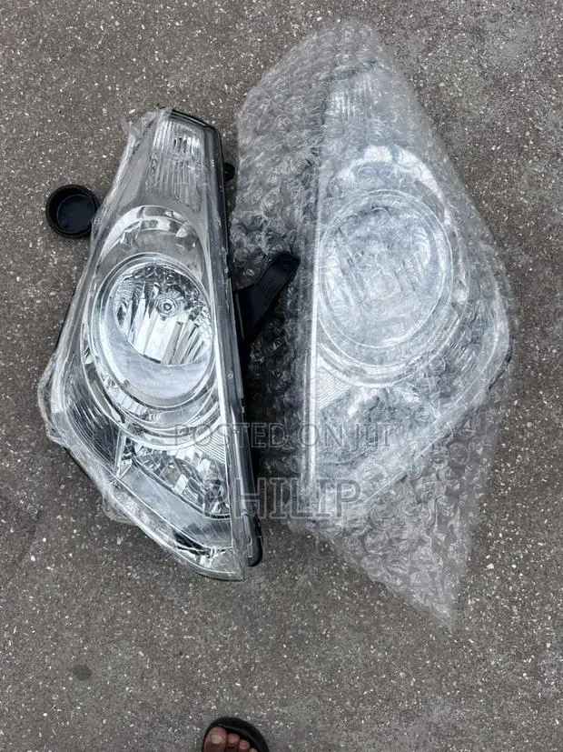 Hyundai H1/Starex Headlight Pair · Photo 1