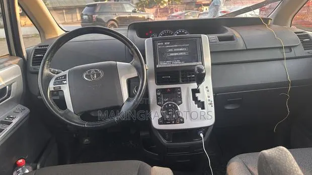 Toyota Noah 2.0 143hp AWD (7 Seater) 2013 Silver · Photo 1
