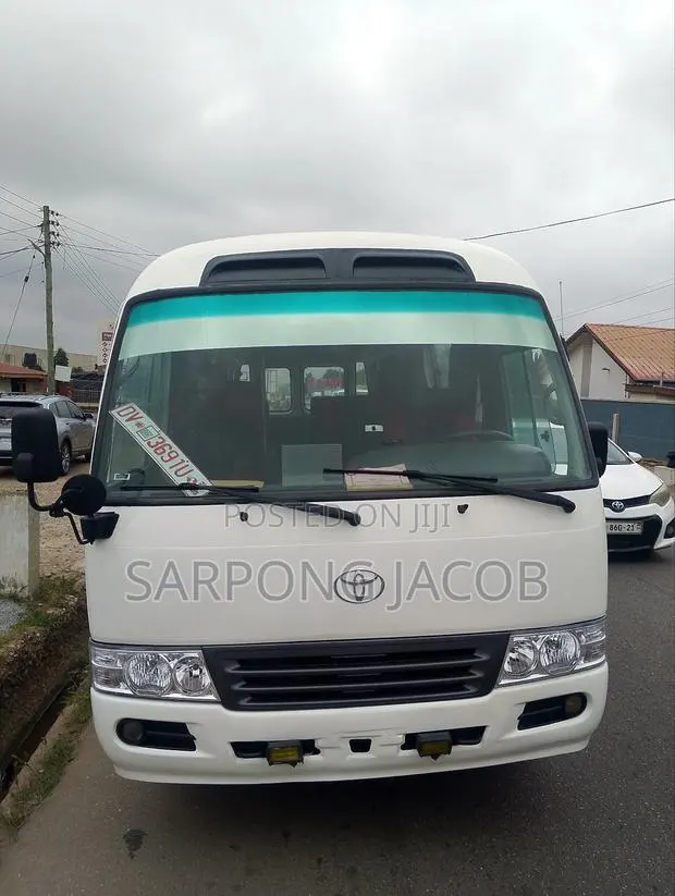 Toyota Coaster 2013 White · Photo 1