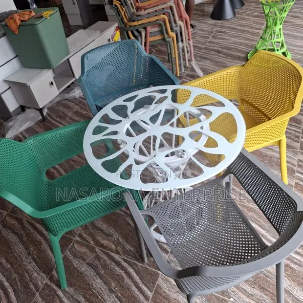 Dinning Set With 4 Plastic Chairs · Photo 1
