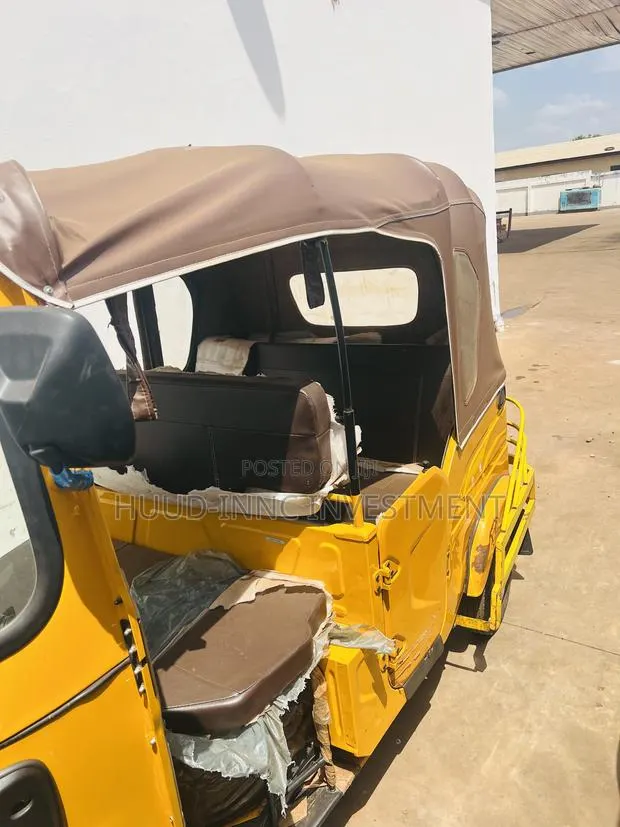 Bajaj RE 2026 Yellow · Photo 1
