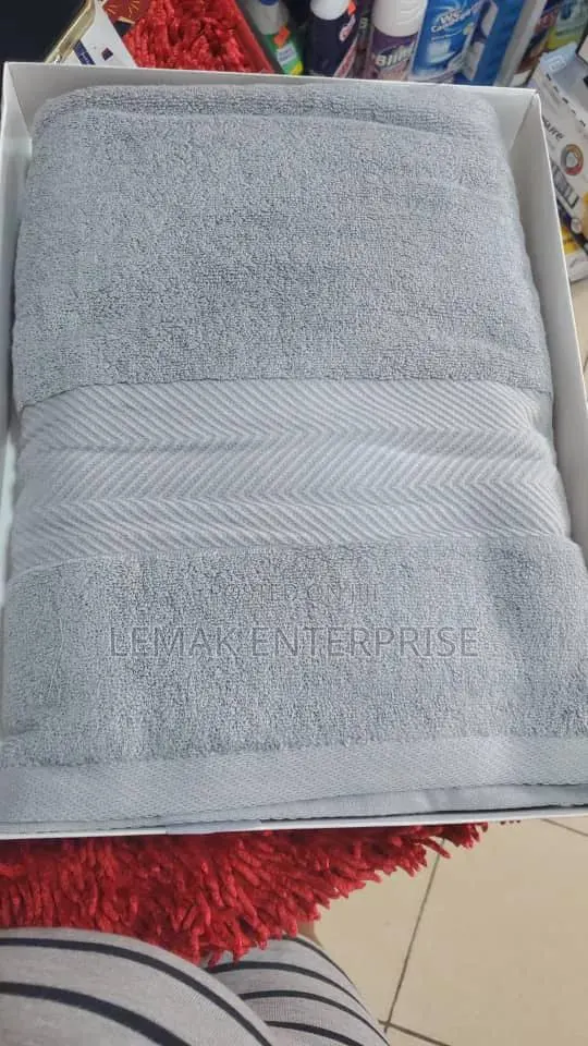 100 Percent Bath Towel 30" by 53" · Photo 1