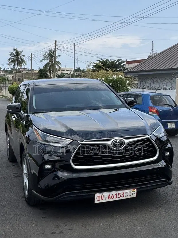 Toyota Highlander LE 2021 Black · Photo 1
