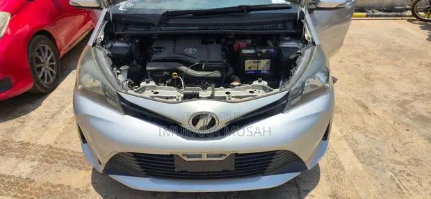 Toyota Vitz 1.0 FWD 5dr 2015 Silver · Photo 1
