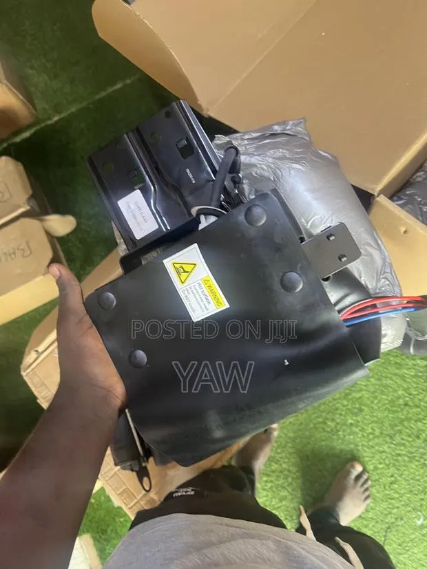 Nissan Armada, Infiniti QX56, and QX80) Air Suspension Compressor Pump · Photo 1