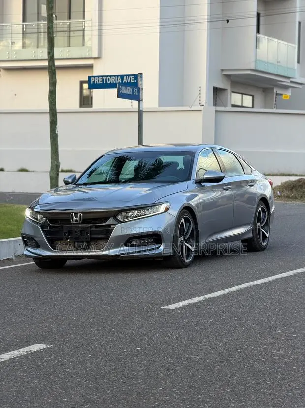 Honda Accord 2018 Silver · Photo 1