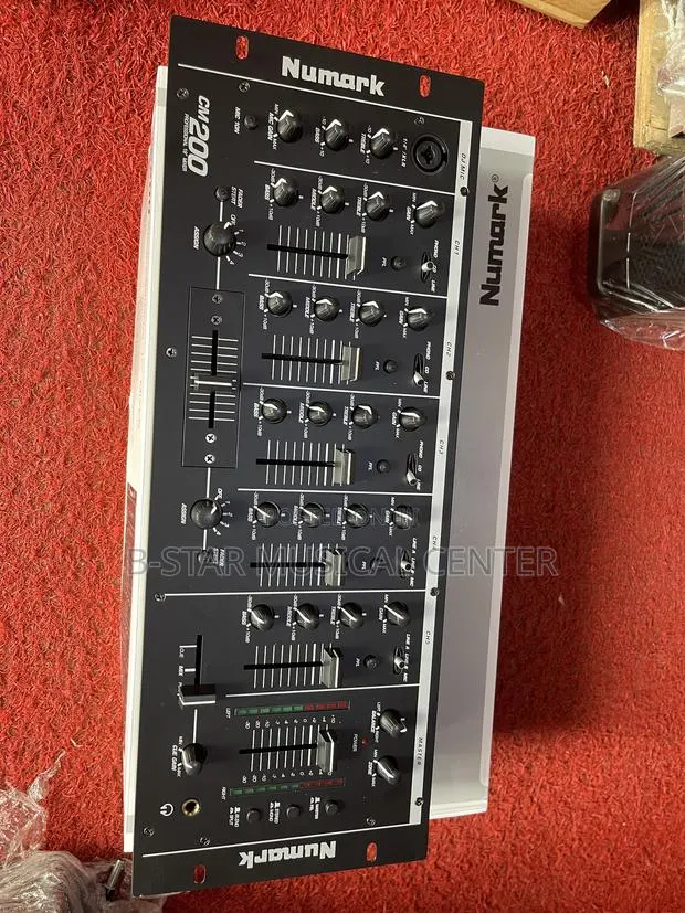 Numark DJ Mixer CM 200 · Photo 1