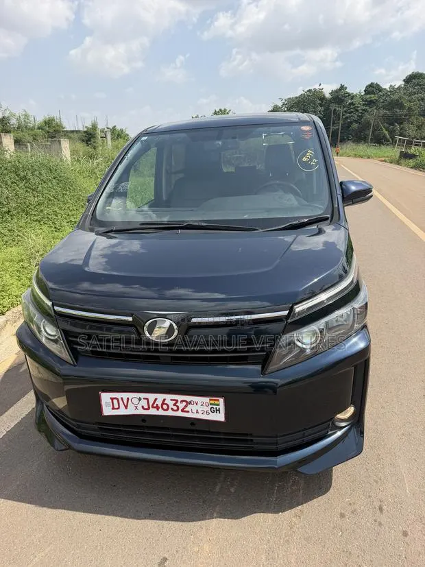 Toyota Voxy V 2WD 8-Seater 2014 Blue · Photo 1