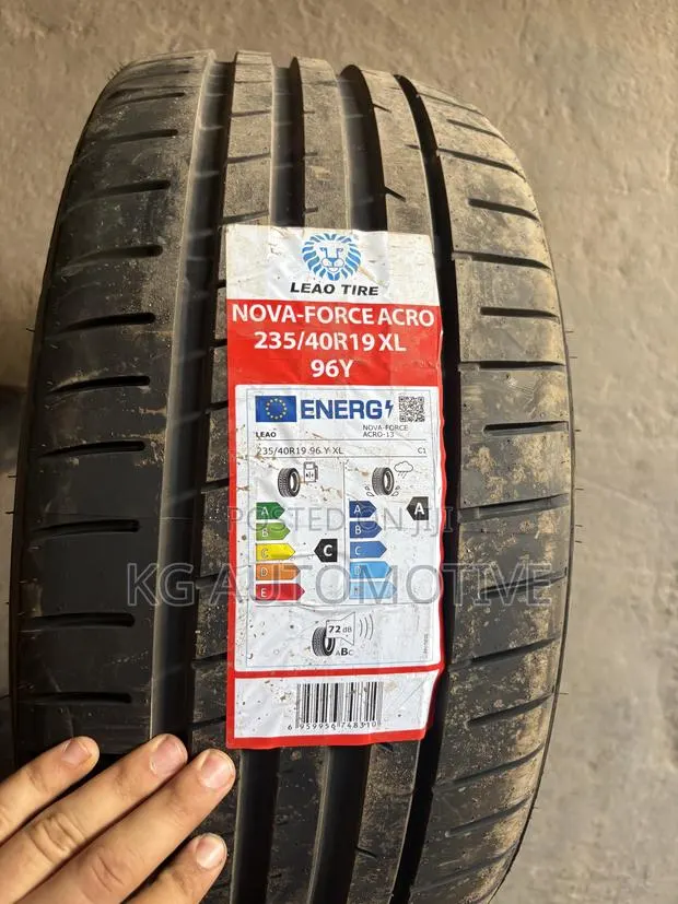 235/40r19 Tyre · Photo 1