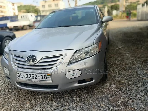 Toyota Camry 2010 Silver · Photo 1