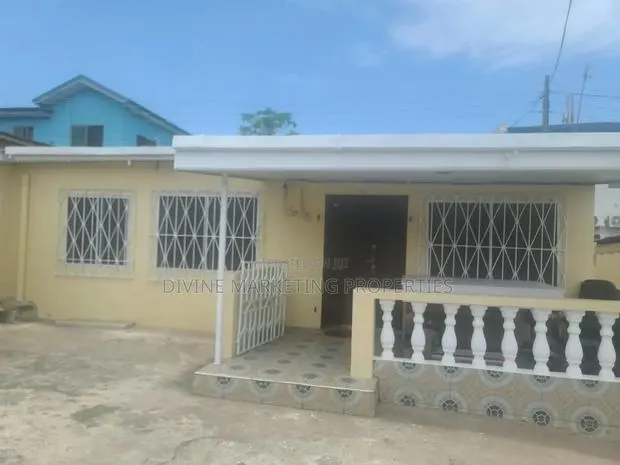 6bdrm House in Dansoman, Afoko Foto for sale · Photo 1
