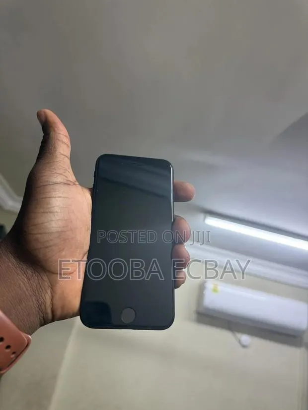 Apple iPhone SE (2022) 64 GB Black · Photo 1