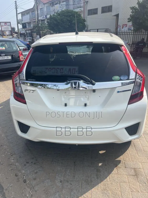 Honda Fit 2018 White · Photo 1
