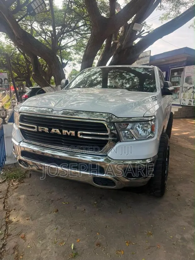RAM 1500 2021 White · Photo 1