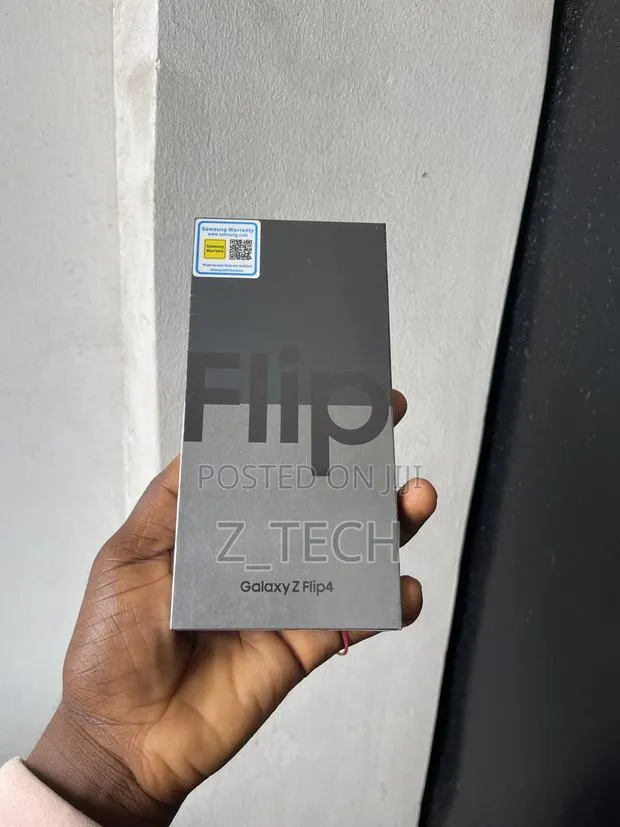 New Samsung Galaxy Z Flip4 256 GB Black · Photo 1