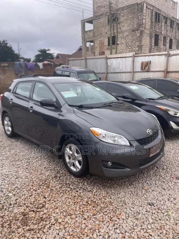 Toyota Matrix L Hatchback FWD (1.8L 4cyl 5M) 2013 Beige · Photo 1