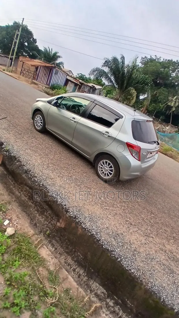 Toyota Vitz 2013 Gray · Photo 1
