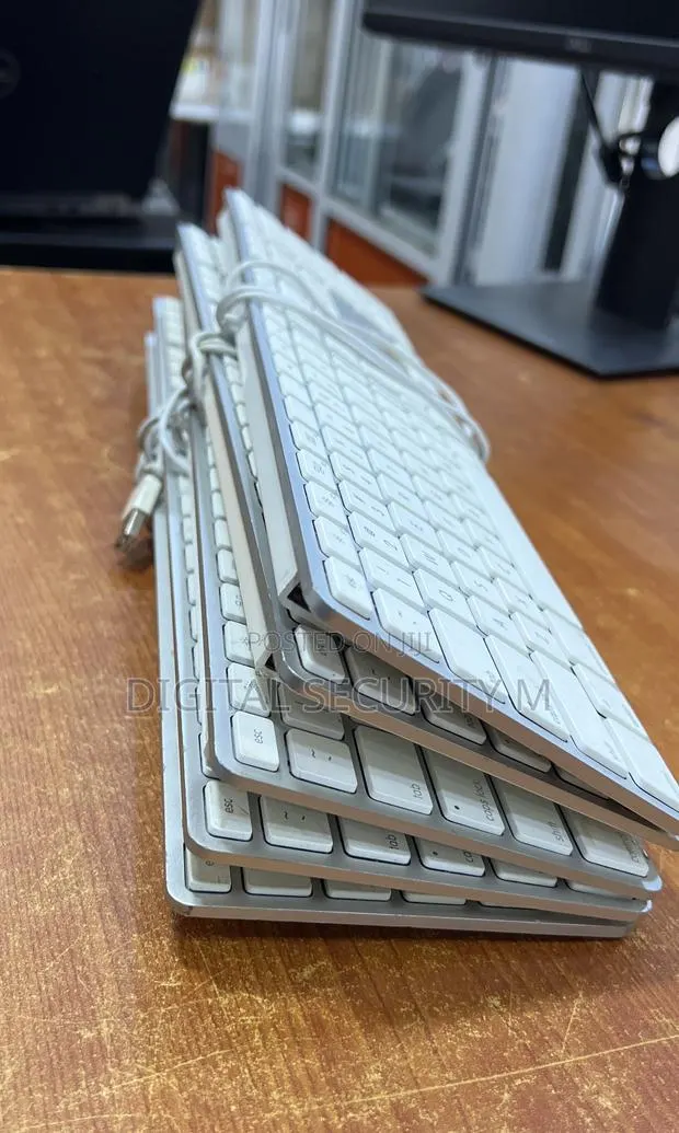 Apple Mac Standard Wired Keyboard · Photo 1