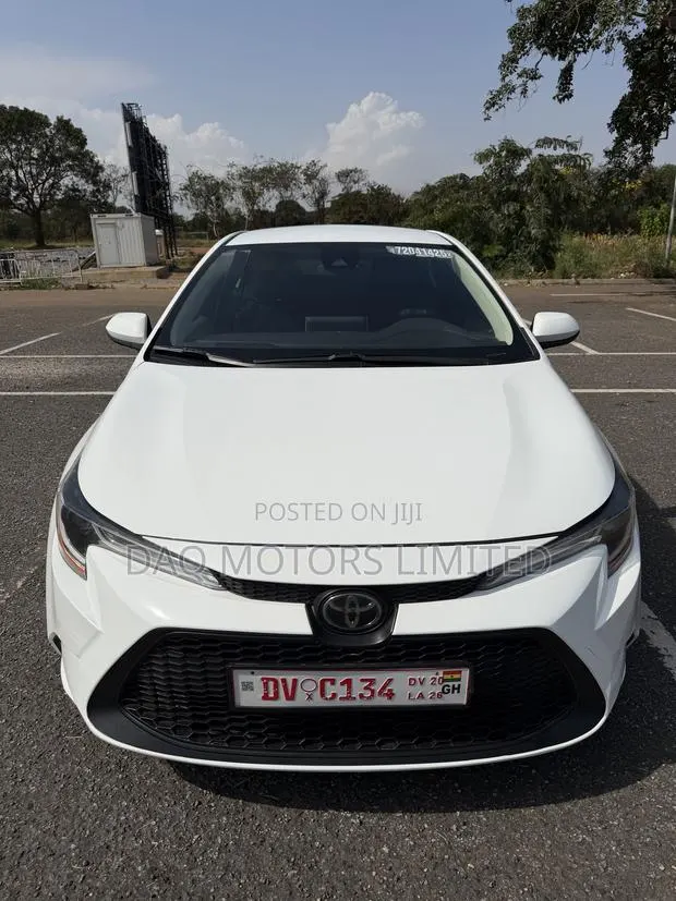 Toyota Corolla LE 2020 White · Photo 1