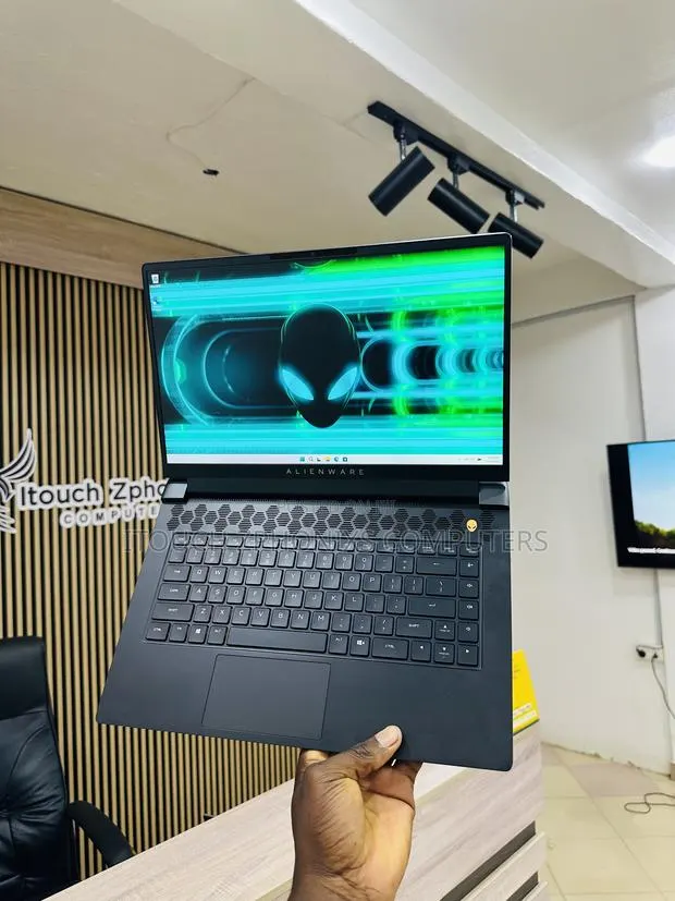 Laptop Alienware M16 16GB Intel Core i7 SSD 1T · Photo 1