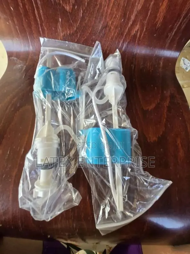 Plastic Split Toilet Tank · Photo 1