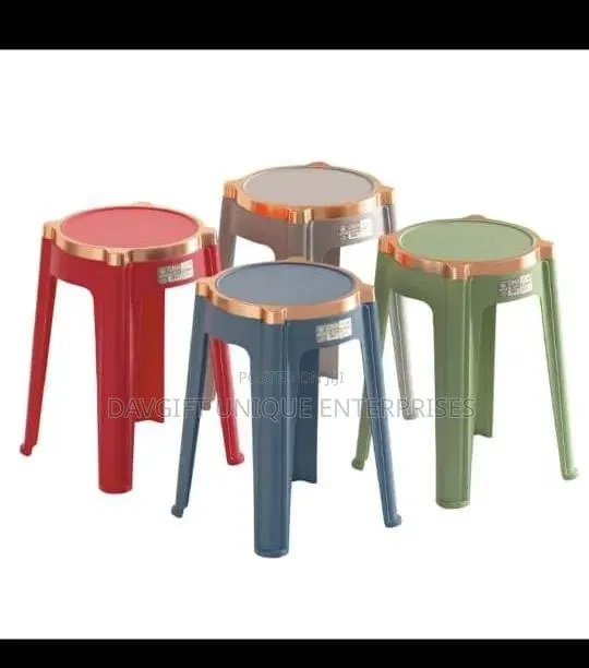 Heavy Plastic Chair With Golden Top · Photo 1