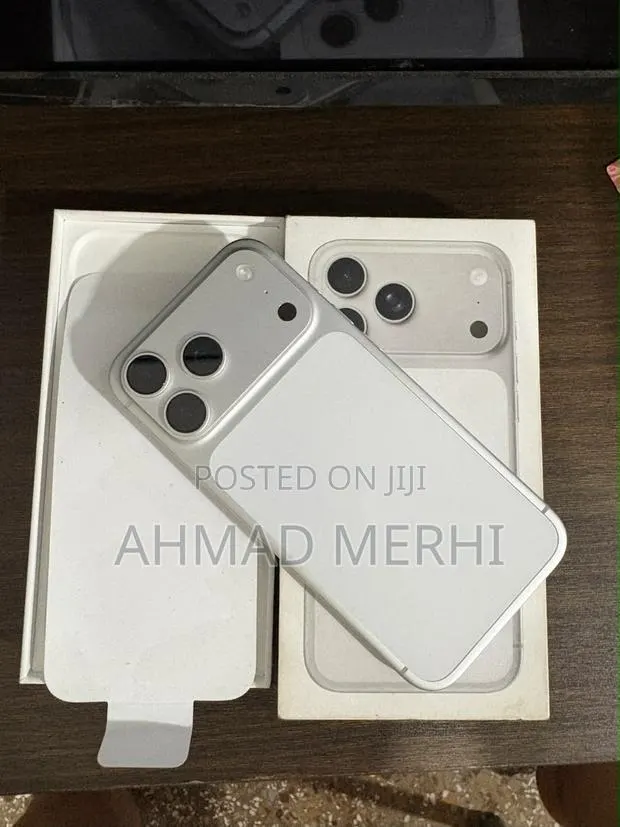 Apple iPhone 17 Pro Max 256 GB Silver · Photo 1