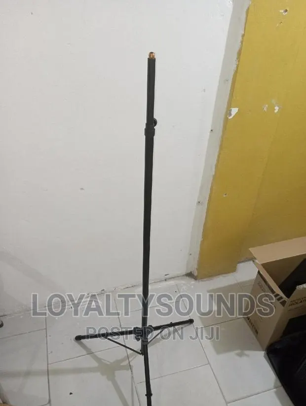 Thick Tripod Microphone Stand · Photo 1