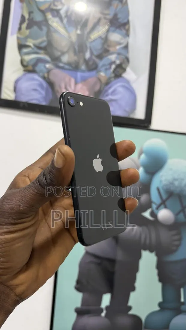 Apple iPhone SE (2020) 64 GB Black · Photo 1