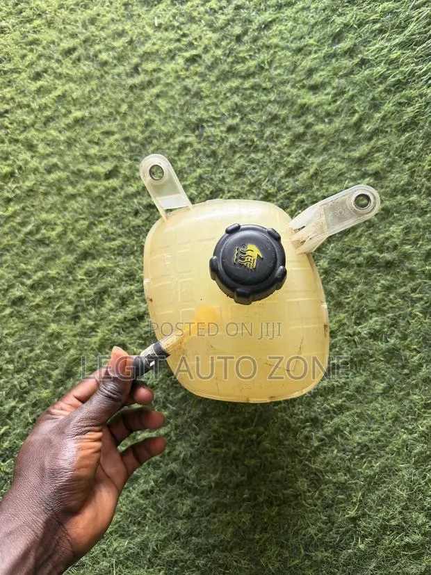 Mitsubishi Outlander 2022,2023,2024,2025,2026, Reservoir Bottle · Photo 1