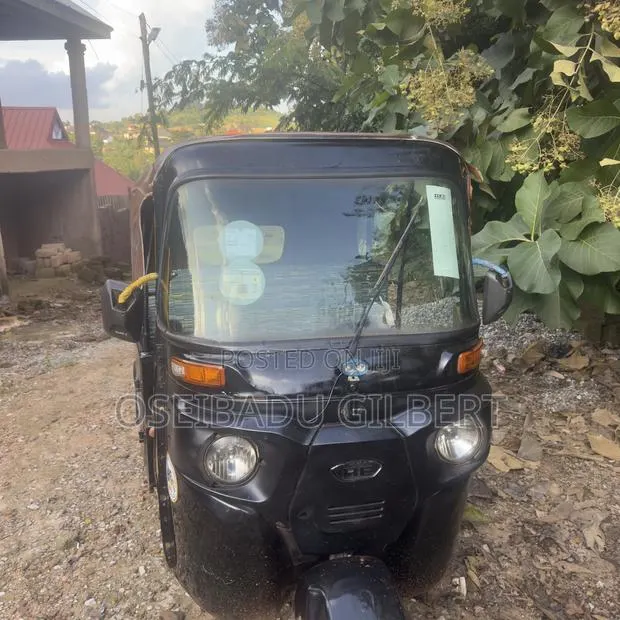 Bajaj RE 2025 Black · Photo 1