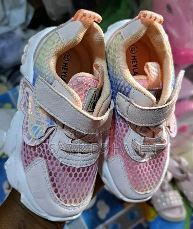 Girls Nice Shoe Size 22 · Photo 1