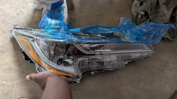Toyota Corolla 2020,2021,2022 Headlight Le / Normal · Photo 1