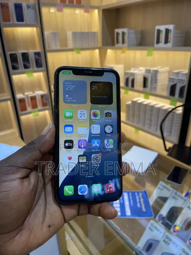 Apple iPhone XR 64 GB Black · Photo 1