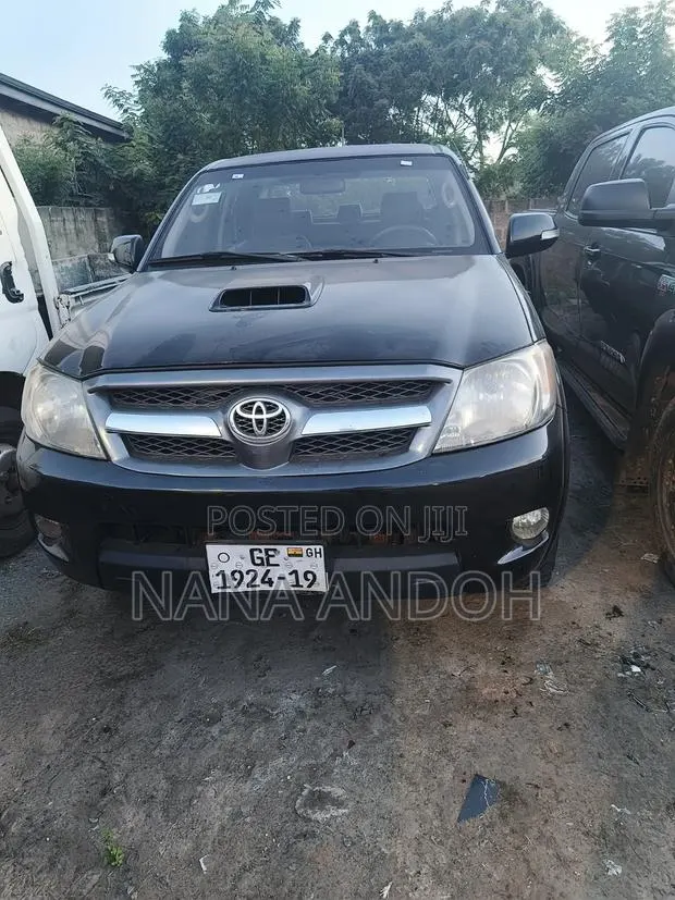 Toyota Hilux 2.5 D-4D 4X4 SRX 2012 Black · Photo 1