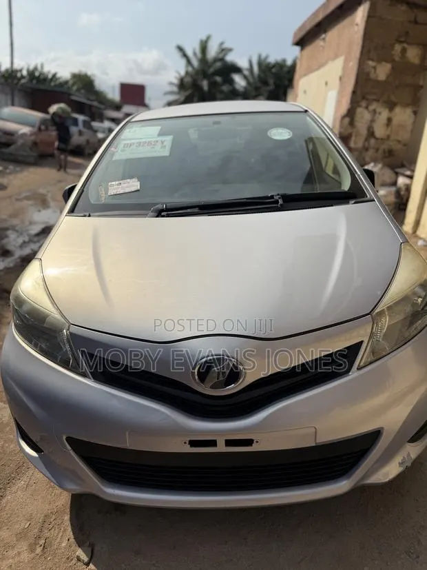 Toyota Vitz 1.3 FWD 3dr 2012 Pink · Photo 1