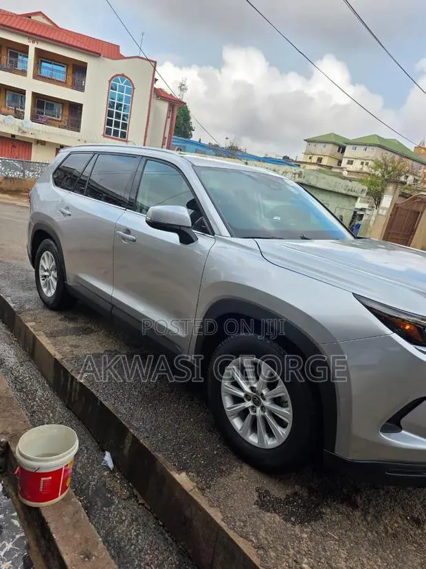 Toyota Grand Highlander 2024 Silver · Photo 1