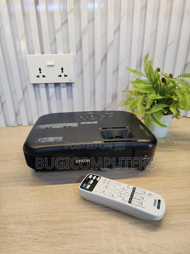 Epson PowerLite 1221 HD Projector · Photo 1